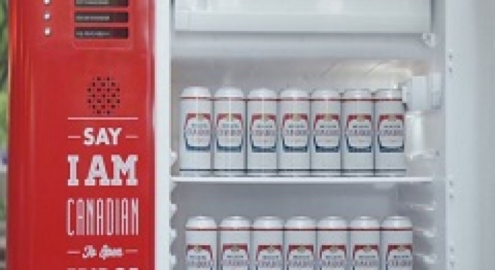 Производитель канадского пива установил на улице пивной ларец