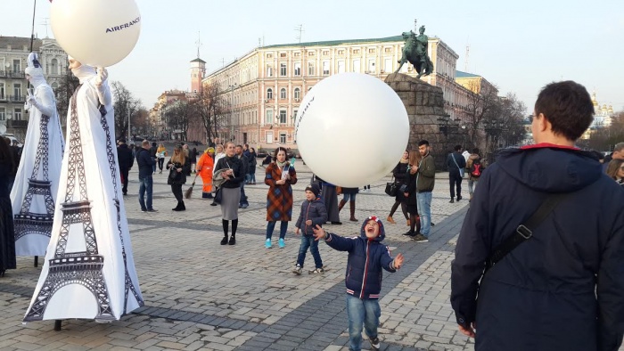 Full Contact вывел живые «эйфелевы башни» на площадь в Киеве