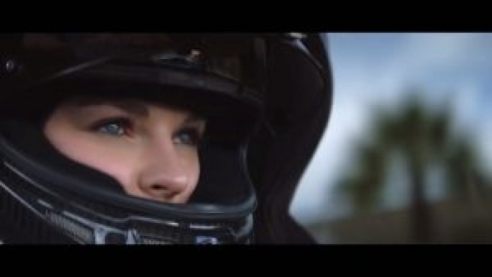 20-летняя гонщица Аврора Штраус в новом рекламном ролике BMW от Serviceplan