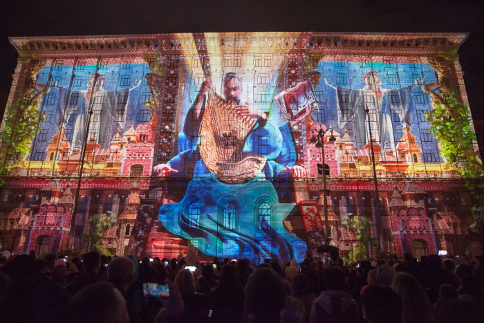 На фасаде Киевской мэрии показали историю становления Украины