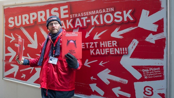 Serviceplan привлек внимание к уличным распространителям журнала Surprise