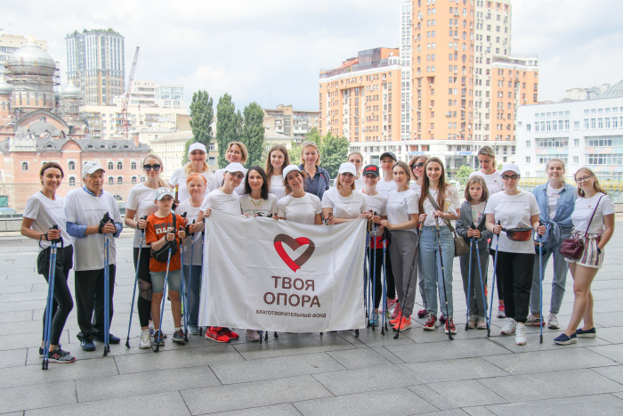 Походили по-скандинавски и помогли детям