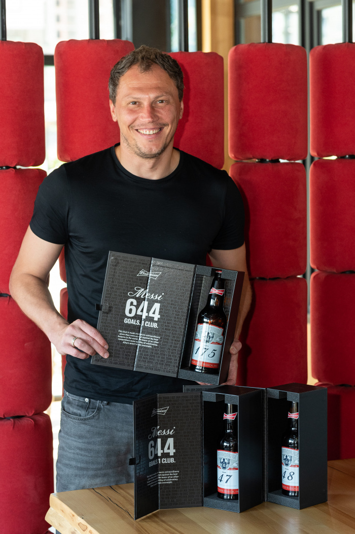 Андрій П’ятов отримав персональні пляшки з лімітованої серії BUD, що були випущені на честь рекорду Мессі 