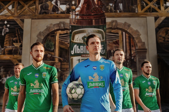 ФК «Карпати» нестандартно презентували нову форму та оголосили титульного спонсора – бренд «Львівське»