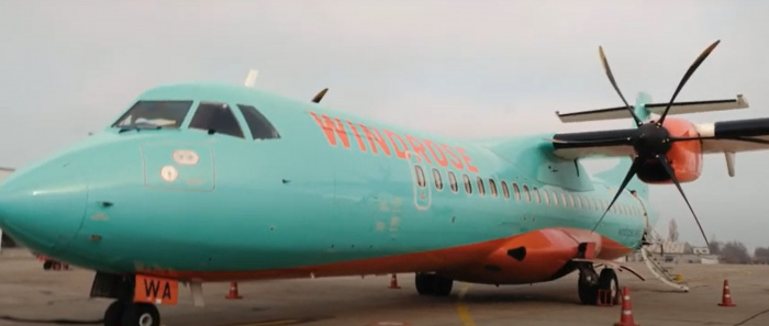 На крилах поезії: TABASCO запросили знаменитостей зачитати вірші  під час рейсів авіакомпанії WINDROSE