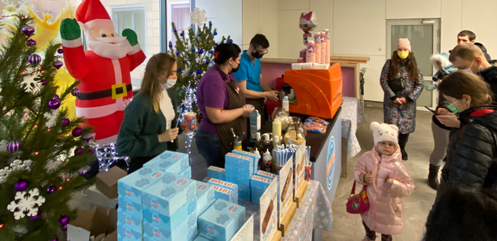 День Святого Николая в «Охматдете»: Aroma Kava и «Таблеточки» подарили детям праздник