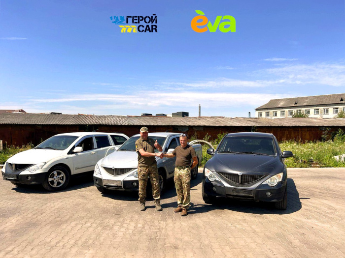 EVA та «ГеройCar» передали три потужних пікапи Сухопутним військам ЗСУ