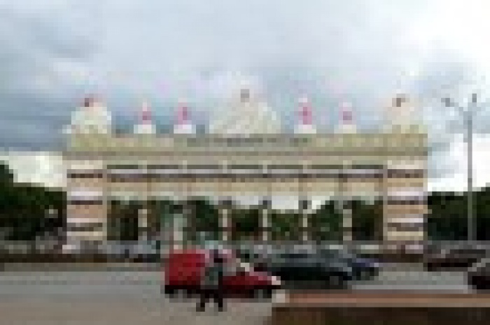 Ворота парка превратили в настоящий праздничный торт