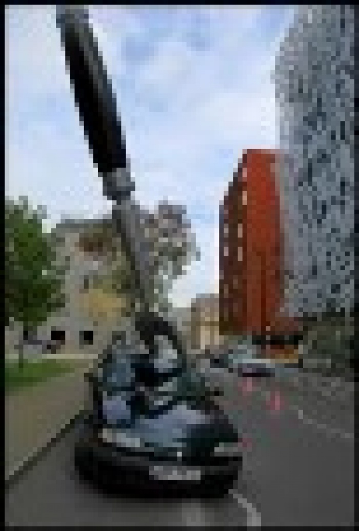 Для рекламы магазина автомобиль проткнули вилкой 