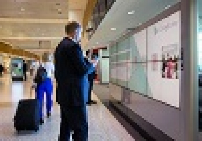 Google впервые поделился контентом прямо с биллборда