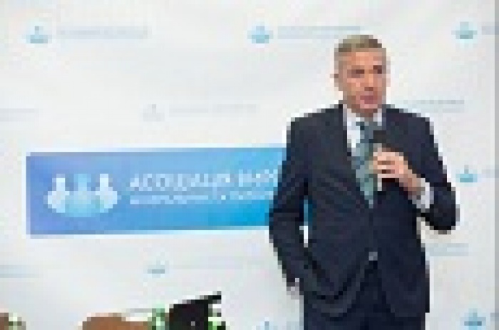 Состоялась открытая лекция доктора Луиса Сьерра-Майем о воде и гидратации 